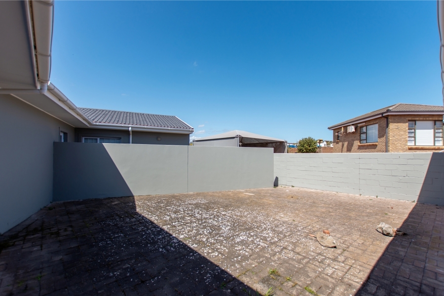 3 Bedroom Property for Sale in Middedorp Western Cape
